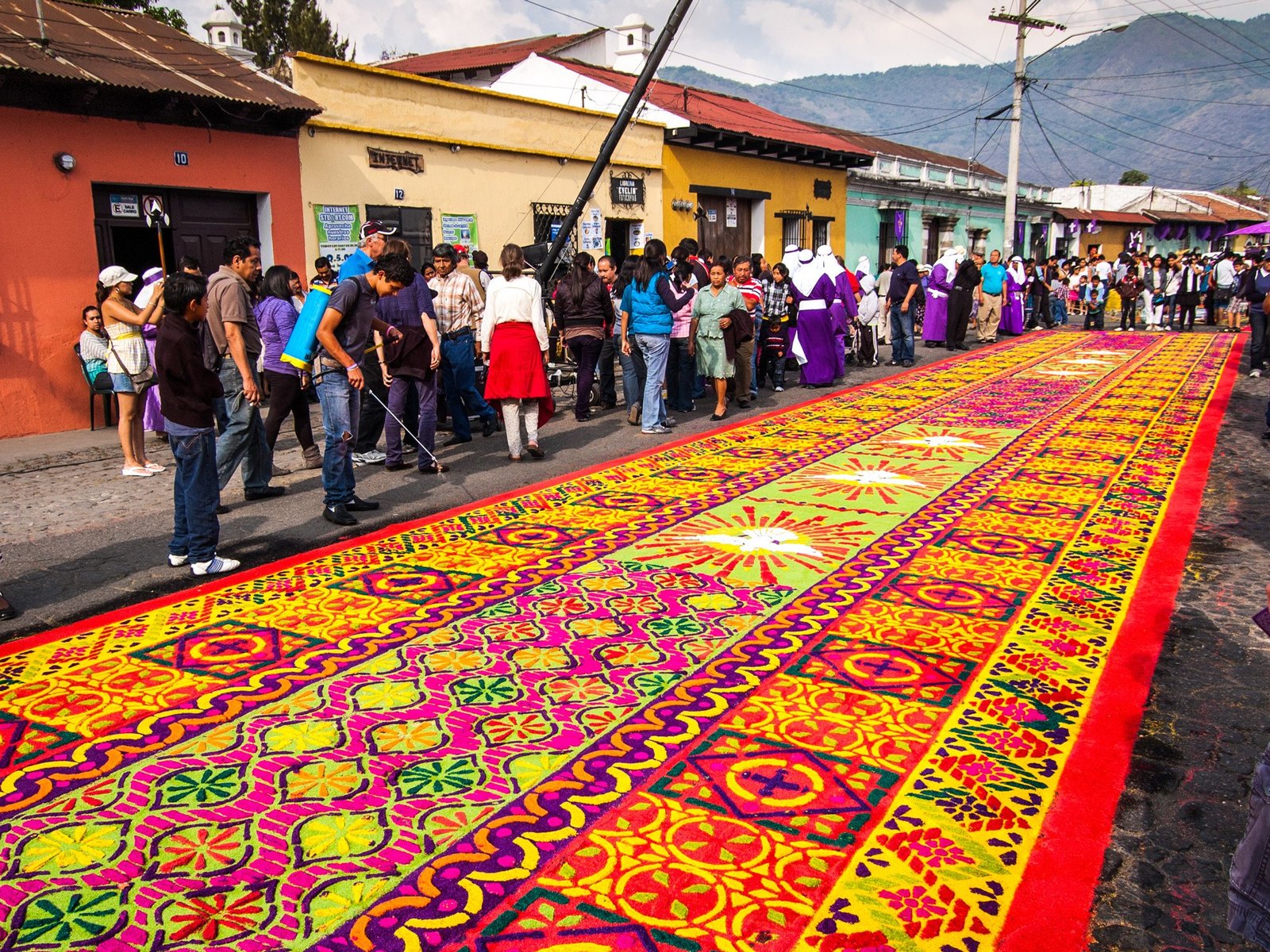 Alfombras realizadas con aserrín y rosas